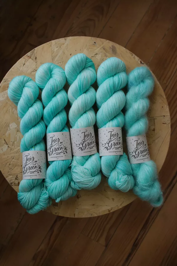 ines green,laine bleu turquoise,blue lagoon,laine artisanale,laine bleu,laine bleu glacier