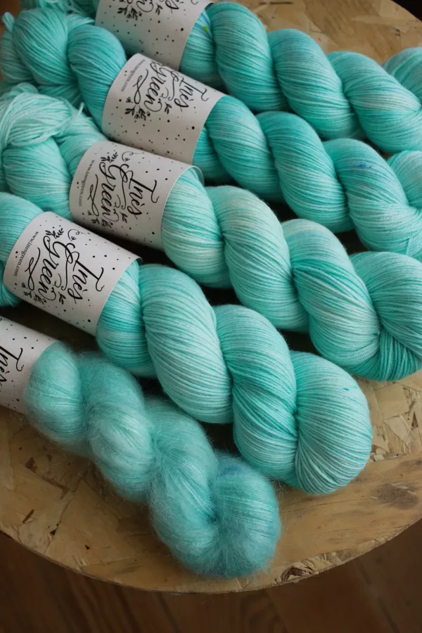 ines green,laine bleu turquoise,blue lagoon,laine artisanale,laine bleu,laine bleu glacier